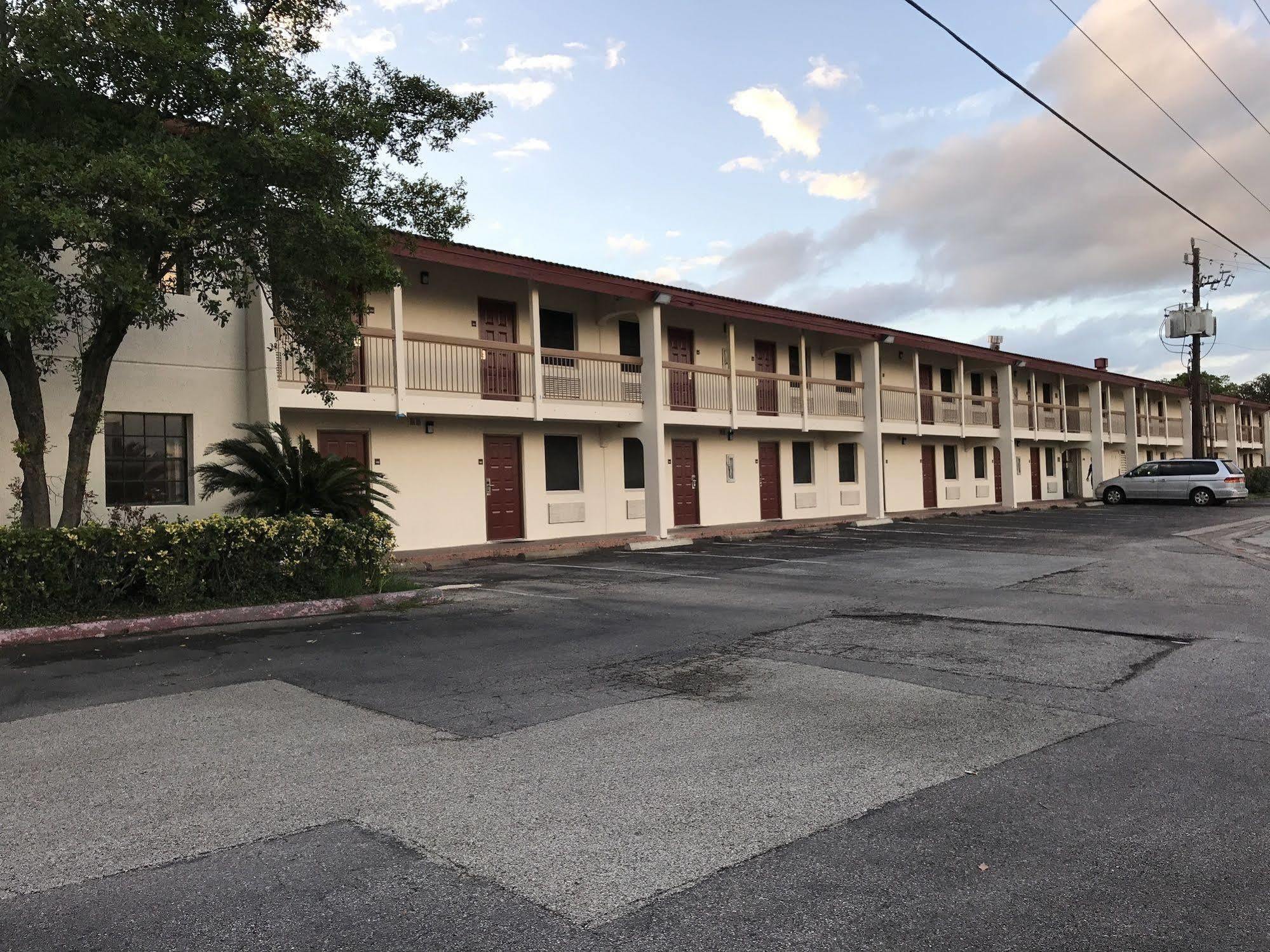 Red Roof Inn Houston East I-10 Exterior photo